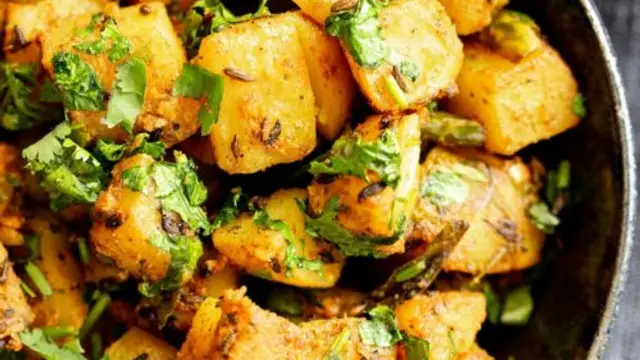 Dhaba Style Jeera Aloo Recipe: बिना लहसुन और प्याज के घर पर बनाएं ढाबा स्टाइल जीरा आलू, स्वाद होगा लाजवाब, जानें रेसिपी