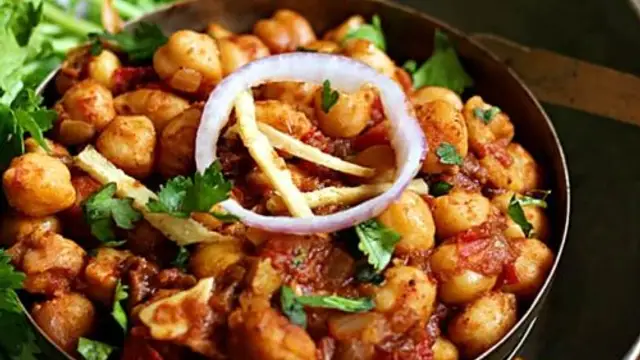 Amritsari Chole Recipe: पंजाबी ज़ायका करते हैं पसंद तो डिनर में बनाएं अमृतसरी छोले