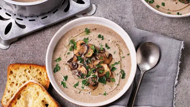 क्रीमी मशरूम सूप रेसिपी (Creamy Mushroom Soup Recipe)