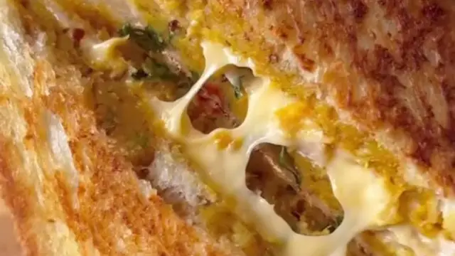 चीज़ आलू सैंडविच रेसिपी ( Cheesy Aloo Sandwich Recipe )