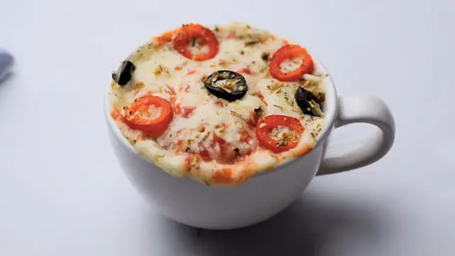 Mug Pizza: यह है सबसे अलग मग पिज्जा की सीक्रेट रेसिपी, जानें तैयार करने के आसान ट्रिक्स
