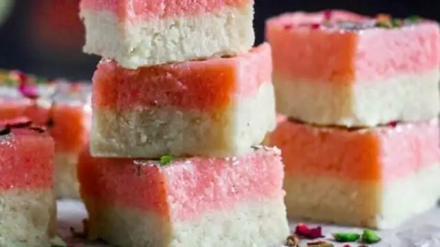 घर पर ट्राई करें रोज कोकोनट बर्फी की आसान रेसिपी (Rose Coconut Barfi Recipe)