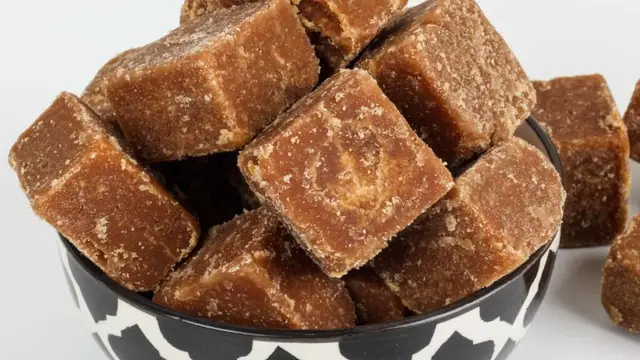 Thursday Remedies: गुरुवार के दिन करें गुड़ का उपाय, हर काम में मिलेगी सफलता