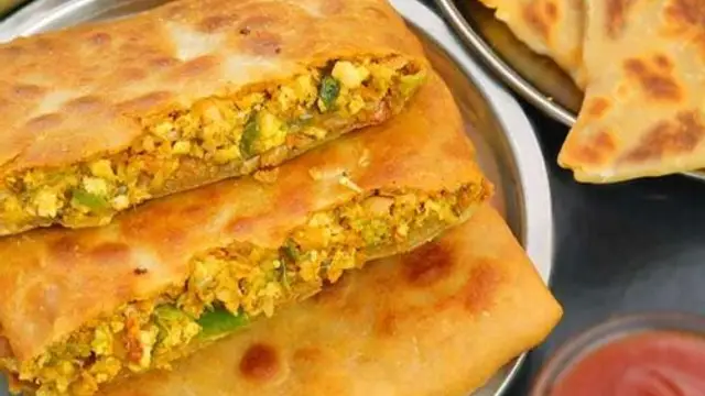 नाश्ते में ट्राई करें टेस्टी मुगलई पराठे की इजी रेसिपी (Mughlai Paratha Recipe)