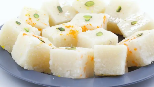 नारियल की बर्फी की रेसिपी (Coconut Barfi Recipe)