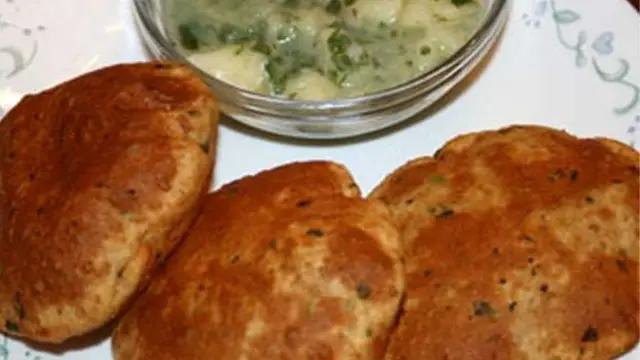 Singhade Ki Puri Recipe In Hindi – नवरात्रि में बनाएं सिंघाड़ा आटे की पूरी