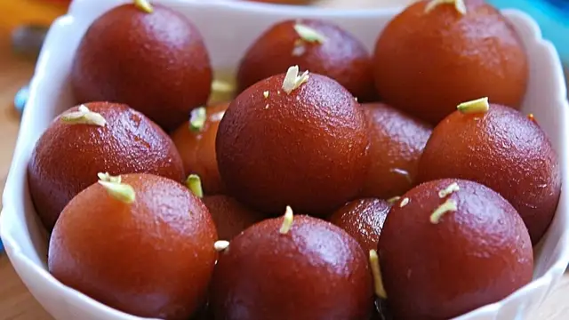 गुलाब जामुन रेसिपी (Gulab Jamun Recipe)