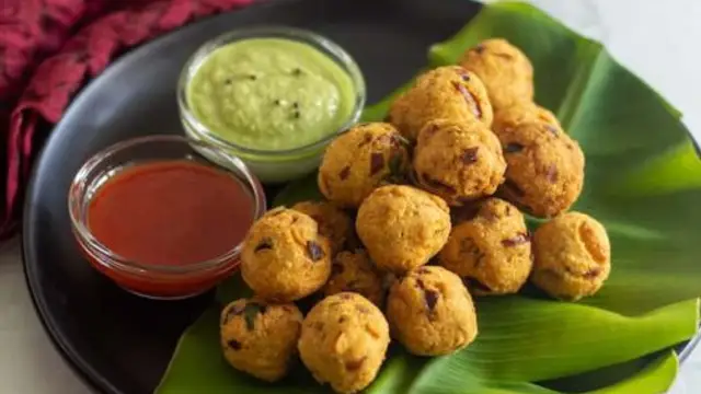 Monsoon Snacks Recipe: कच्चे चावल और आलू से 10 मिनट में बनने वाले टेस्टी पकौड़े, जो शाम की चाय का मजा कर देंगे दोगुना
