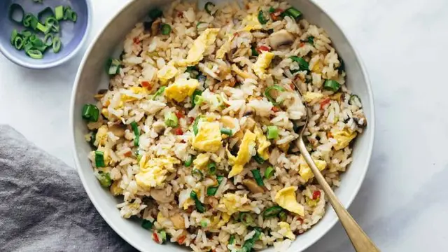 Egg Fried Rice Recipe In Hindi: अंडों वाले फ्राई चावल की रेसिपी