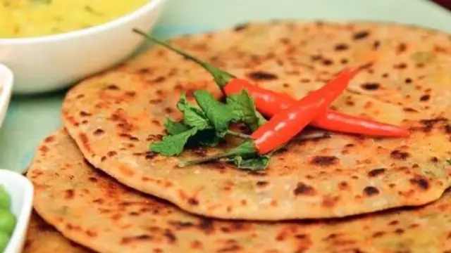 घर में इस तरह बनाएं बेहद स्वादिष्ट चिली गार्लिक पराठा, होटल की आ जाएगी याद