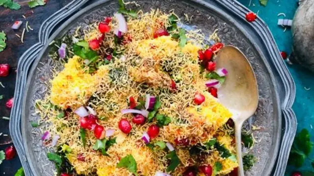 Dhokla Chaat Recipe: रेगुलर चाट को दें एक यूनिक ट्विस्ट और बनाएं ढोकला  चाट, यहां जानें रेसिपी