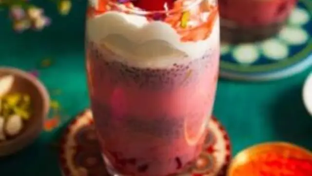गर्मियों में ट्राई करें रबड़ी फालूदा की आसान रेसिपी (Rabdi Falooda Recipe)