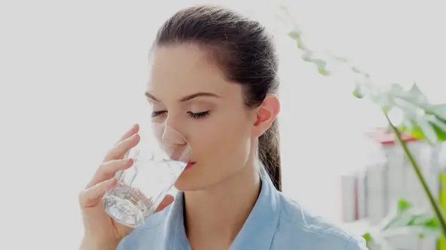 Health Tips: सुबह खाली पेट गुनगुना पानी पीने के फायदे, कई समस्याओं से मिलता है छुटकारा