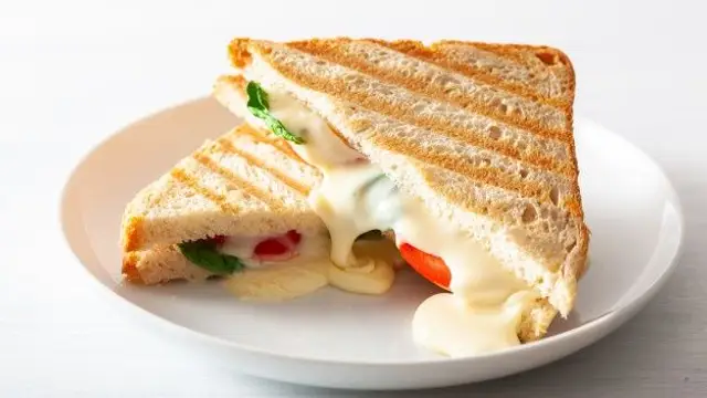 बच्चों के लिए नाश्ते में बनाएं ब्रेड पनीर चीज़ सैंडविच (Bread Paneer Cheese Sandwich Recipe)