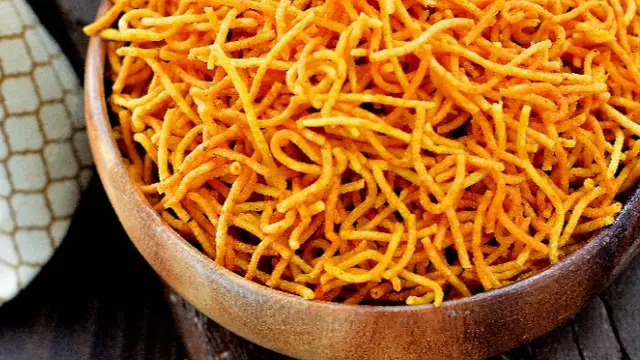 Aloo Bhujia Sev Recipe: मसालेदार आलू भुजिया सेव के स्वाद का उठाए आनंद
