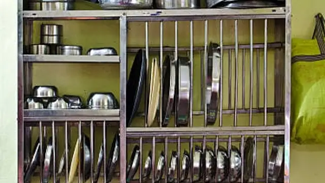 Kitchen Tips: घर की किचन में दाग धब्बे और कीड़े लगने से बचाने के घरेलू नुस्खे
