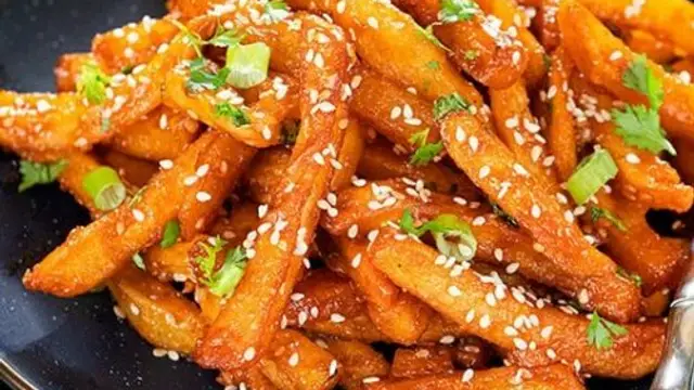 स्नैक्स में ट्राई करें चिल्ली पोटैटो की आसान रेसिपी (Chilli Potato Recipe)