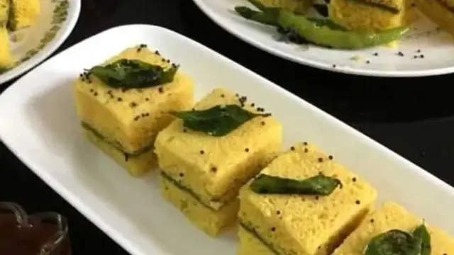 Suji Sandwich Dhokla: रोज़ के बोरिंग नाश्ते को कहें अलविदा, ट्राई करें यह अनोखा सूजी सैंडविच ढोकला रेसिपी