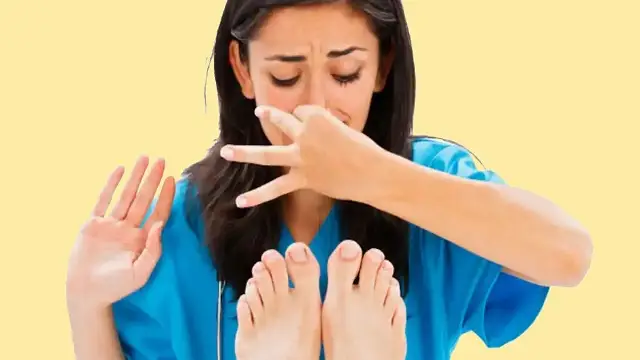 क्या आप भी हैं अपने पैरों की बदबू से परेशान? तो इन घरेलु उपायों से झट से पाएं निजात