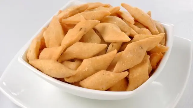 कुरकुरे नमक पारे की रेसिपी (Kurkure Namak Para Recipe In Hindi)