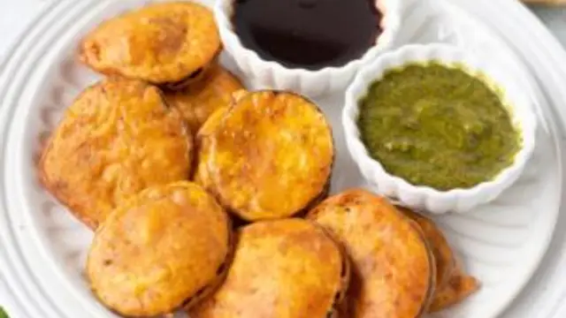 Monsoon Snack Recipe: पहाड़ी स्टाइल में बनाकर खाएं बैंगन के तीखे-चटपटे पकौड़े, चाय के साथ खाएंगे तो उंगलियां चाटते रह जाएंगे