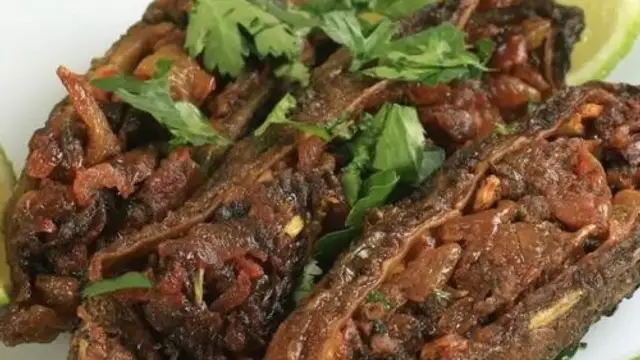 इस तरीके से बनाएं चटपटा और टेस्टी भरवा करेला, नहीं लगेगा कड़वा (Bharwa Karela Recipe)