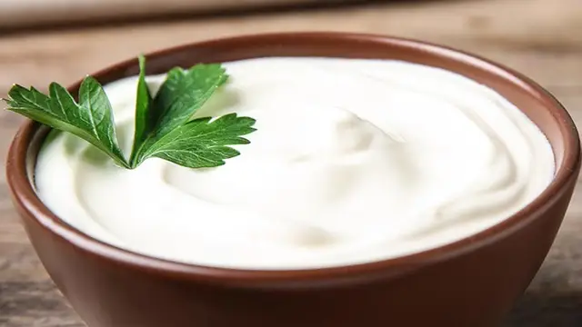 बढ़ते वजन को लेकर मत हो परेशान, दही में इन मसाले और हर्ब्स को मिलाकर खाएं सुबह- शाम