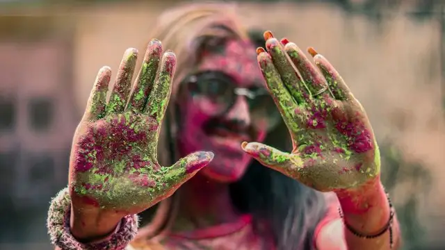 How to Remove Holi Color: होली के अगले दिन आपको भी जाना है ऑफिस? तो जानिए जल्दी रंग छुटाने के उपाय