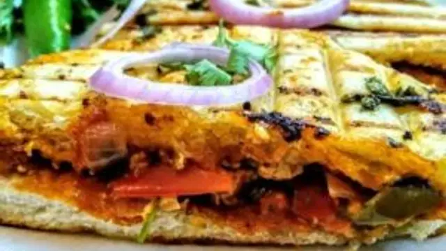 स्नैक्स में ट्राई करें कुल्चा सैंडविच की रेसिपी (Kulcha Sandwich Recipe)