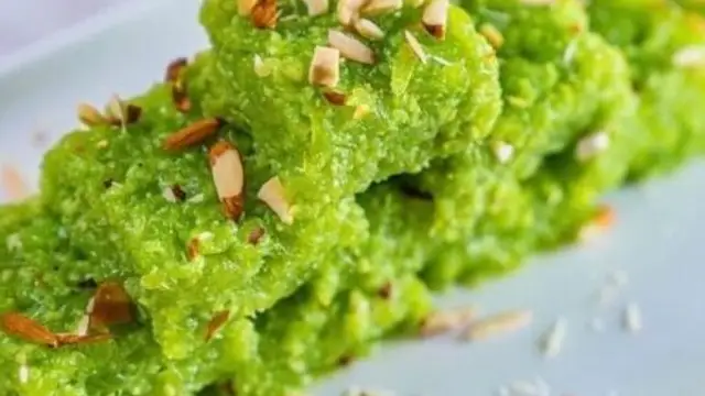 Lauki Ki Barfi Recipe: लौकी से बनी बर्फी खाकर आप भी हो जाएंगे इस स्वीट डिश के दीवाने