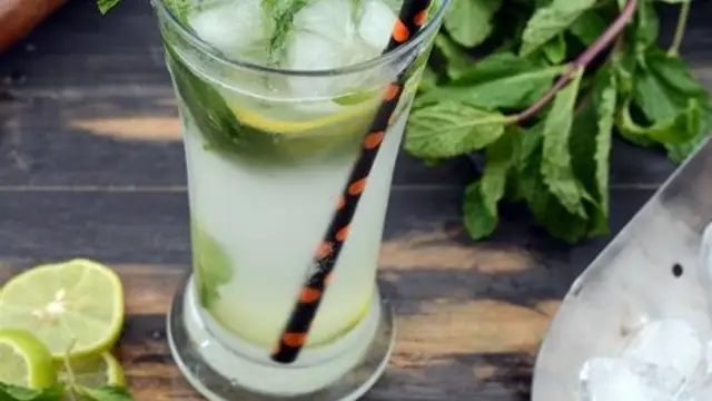रिफ्रेशिंग वर्जिन मोजिटो बनाने की रेसिपी (Virgin Mojito Recipe)